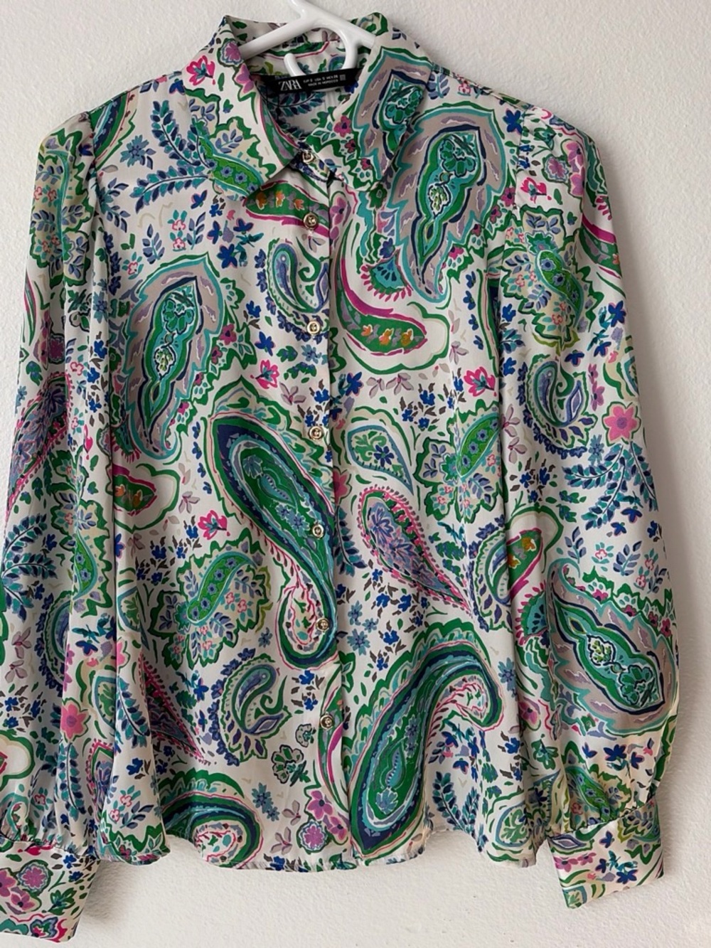 NWT Zara White Button-Down Blouse with Green, Blue & Pink Paisley